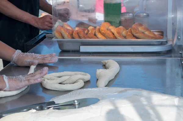 面包师制作热的，柔软的薄饼 — 图库照片
