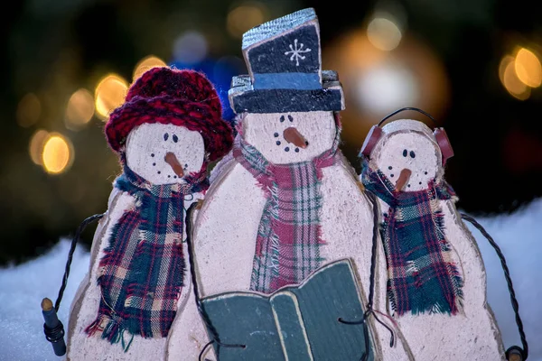 Madeira boneco de neve trio closeup — Fotografia de Stock