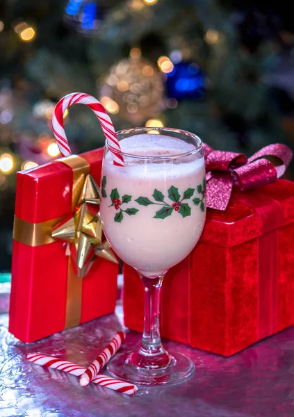 Eggnog και χριστουγεννιάτικα δώρα — Φωτογραφία Αρχείου