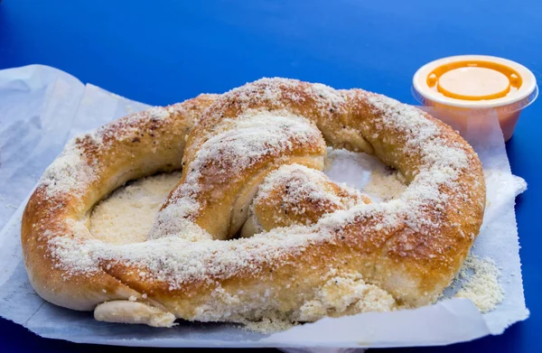 Bretzel chaud et doux au parmesan — Photo