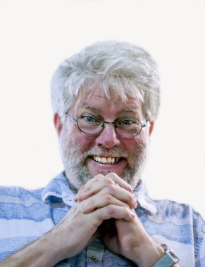 Katlanmış elleri ile yaşlı adam heyecanlı hareket