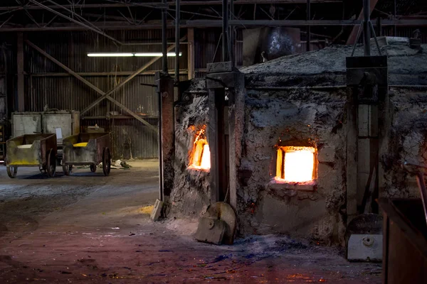 Four chaud lumineux dans une usine de verre — Photo