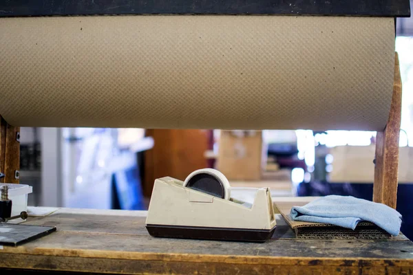 Mesa de embalaje en una tienda —  Fotos de Stock