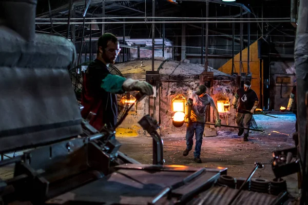 Arbeiter in einer Glasfabrik — Stockfoto