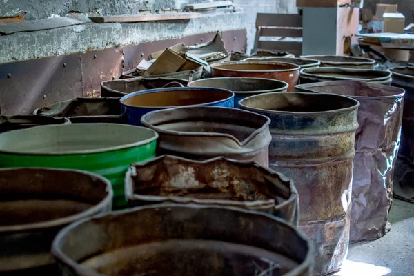 Picchiato botti di metallo in un vecchio magazzino — Foto Stock