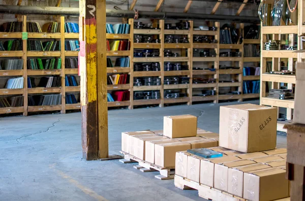 Glasboxen versandfertig in einer Glasfabrik — Stockfoto