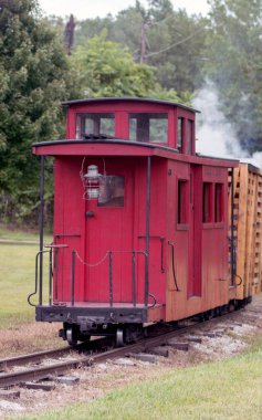 Tren rayları üzerinde küçük kırmızı caboose