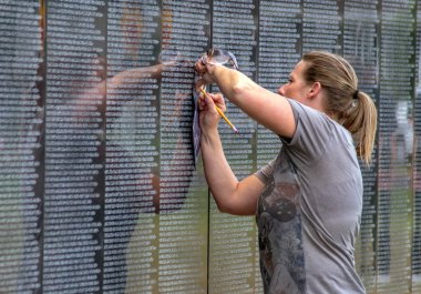 kadın duvarda kağıt üzerinde bir isim embosses