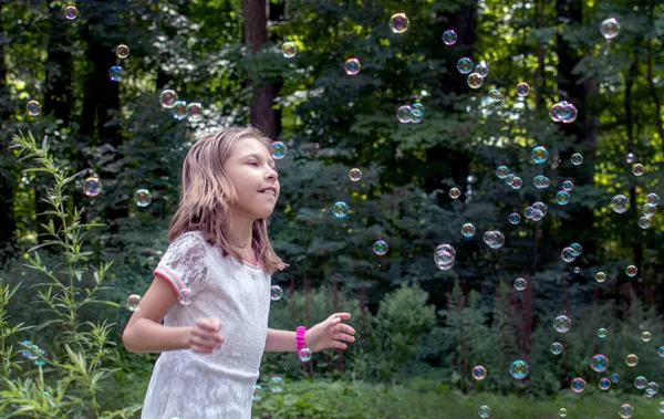 Menina brincando fora com bolhas — Fotografia de Stock