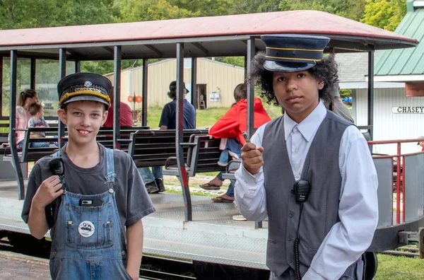 Jeunes conducteurs posent pour une photo — Photo