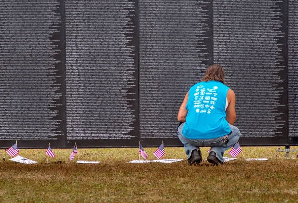 A man at the traveling wall — Stock Photo, Image