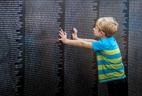 A young boy learns about the wall that heals — Stock Photo, Image