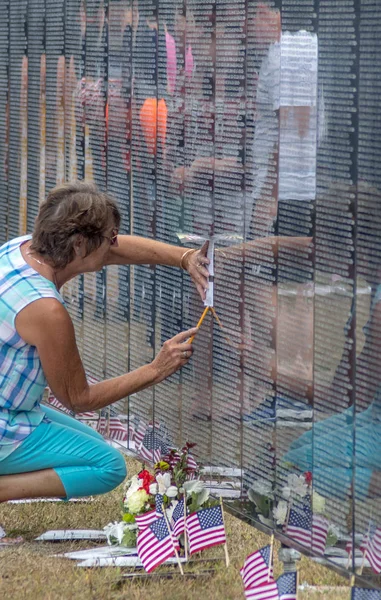 Frau macht Andenken an die Mauer, die heilt — Stockfoto