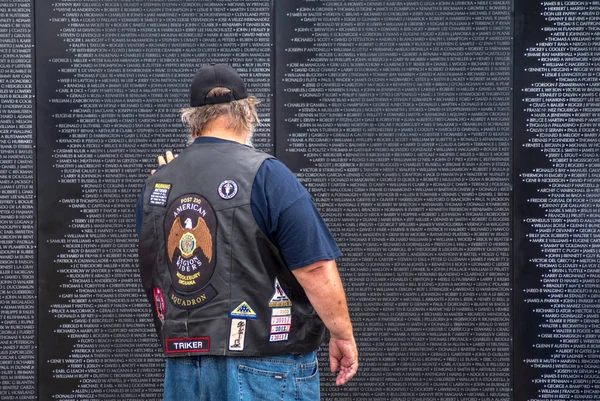 Man connects with the traveling wall memorial — Stock Photo, Image