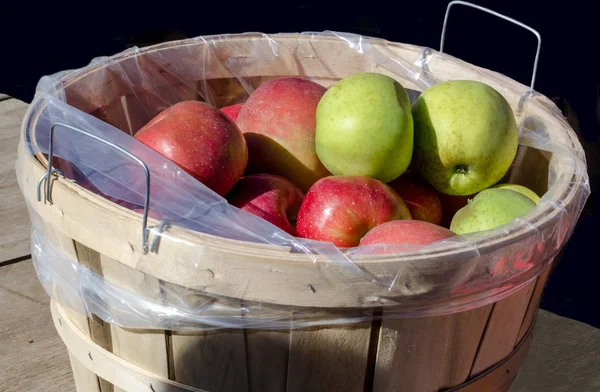 A basket full of Michigan apples — Stock Photo, Image