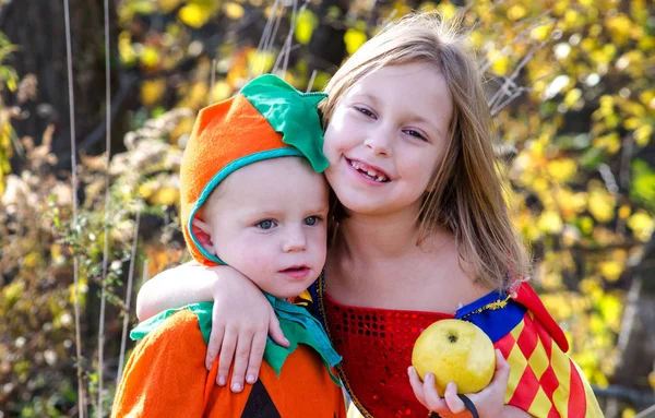 Broer en zus knuffel in Halloween kostuums — Stockfoto