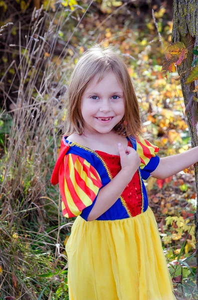 Mała dziewczynka pozuje w jej kostium księżniczki Halloween — Zdjęcie stockowe