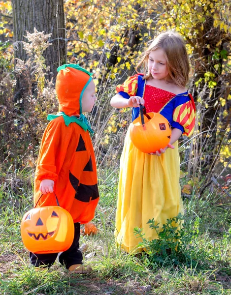 Broer en zus vergelijk Halloween Candy — Stockfoto