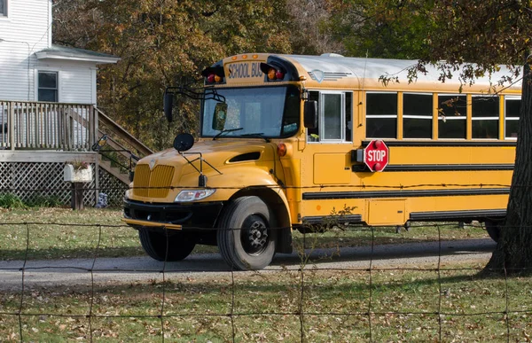 Autobús escolar esperando a que los niños salgan — Foto de Stock