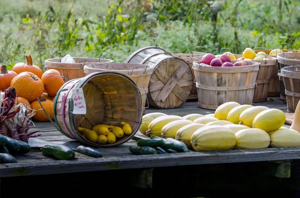 Падение продуктов, выложенных на деревянной кровати вагона — стоковое фото