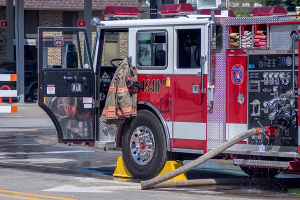 Brandweer motor met slangen draaiend — Stockfoto