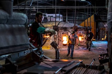Cam fabrikasında işçiler.