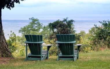 Göl manzaralı Adirondack sandalyeleri