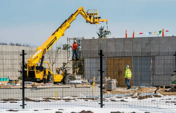 Trabajadores de la construcción que construyen una adición — Foto de Stock