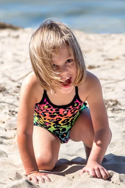 Lachendes kleines Mädchen am Strand — Stockfoto