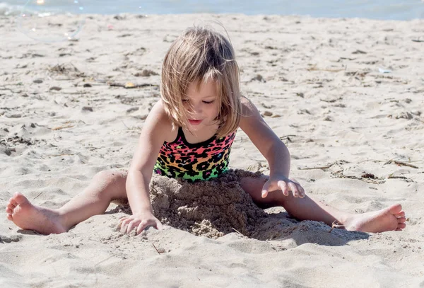 Barefoot little girl on the beach — Stock Photo, Image