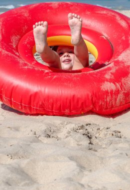 Küçük kız bir iç boruya takıldı.