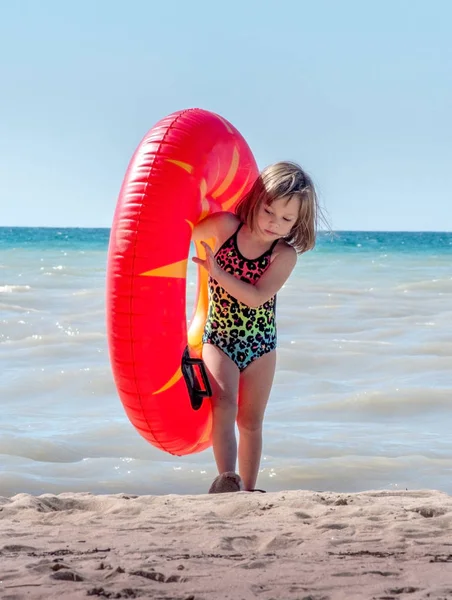 Little girl on the shores of lake Michigan — Stock Photo, Image