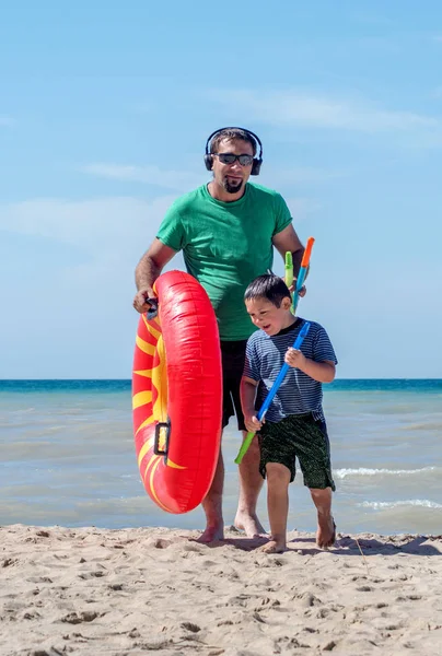 Vater und Sohn nach einem lustigen Strandtag — Stockfoto