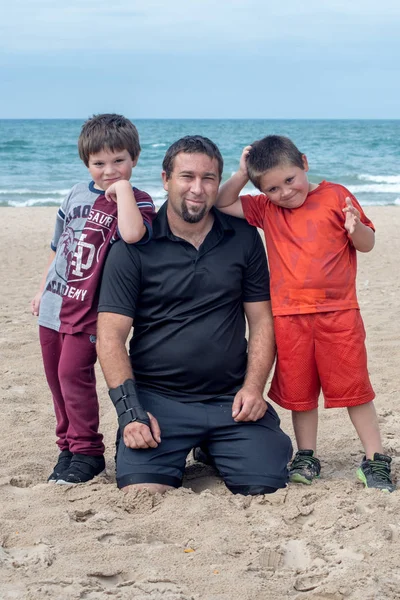 Padre e hijos en la playa —  Fotos de Stock