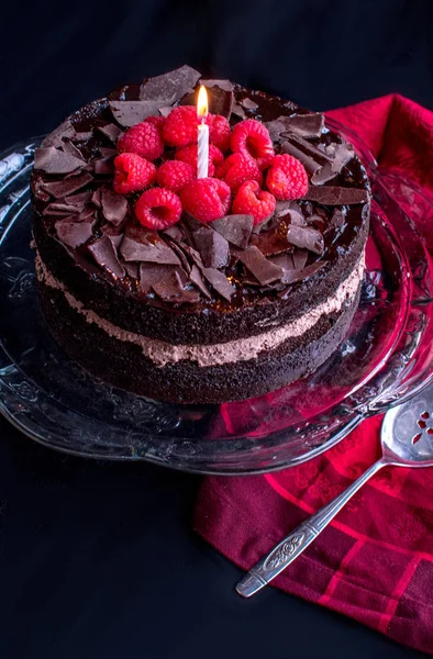 Шоколадный торт со свечой для празднования — стоковое фото