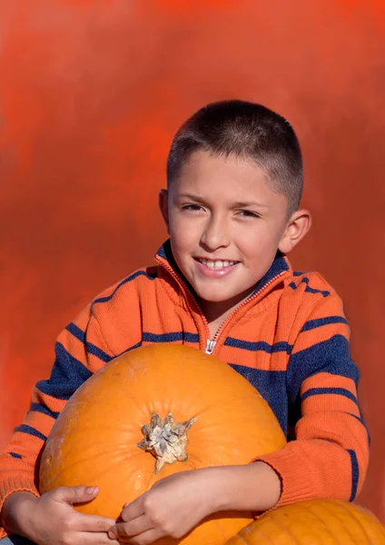 Young boy poses with his pumpkin — 스톡 사진