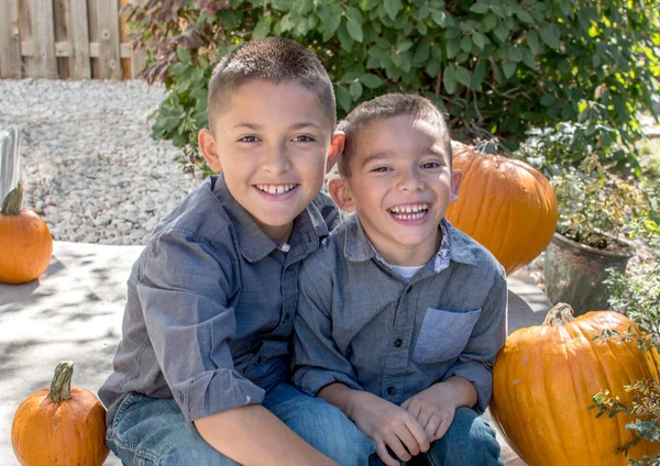 Two brothers pose with fall pumpkins — Stock Photo, Image
