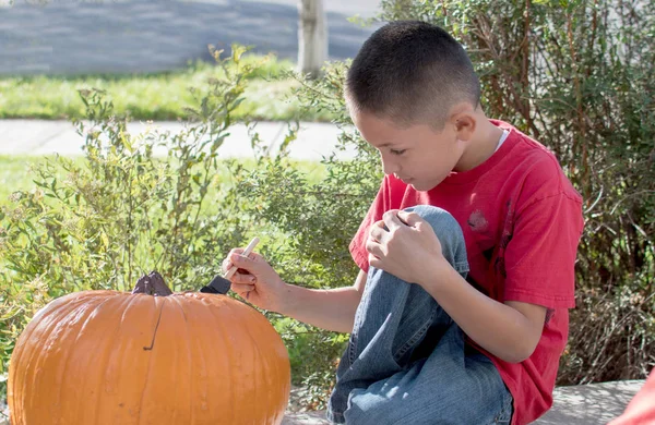 Artist paints a Halloween pumpkin — Stock Photo, Image
