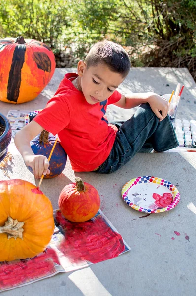 Painting a Halloween pumpkin — Stock Photo, Image