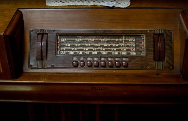 1941 Philco 'nun antika kısa dalga radyosunu kapatın.