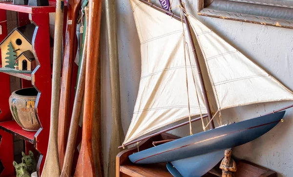 Velho Barco Vela Brinquedo Madeira Uma Loja Antiguidades Peculiar — Fotografia de Stock