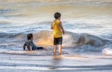 Kardeşler Michigan Gölü 'nde aktif bir dalga gününün tadını çıkarıyorlar.