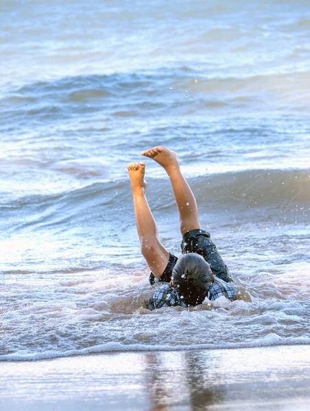 Niño Pequeño Derribado Por Las Olas Enojadas Día Playa Activa —  Fotos de Stock