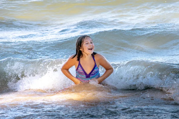 Hezká Mladá Dívka Směje Když Hraje Vodách Divoký Luke Michigan — Stock fotografie