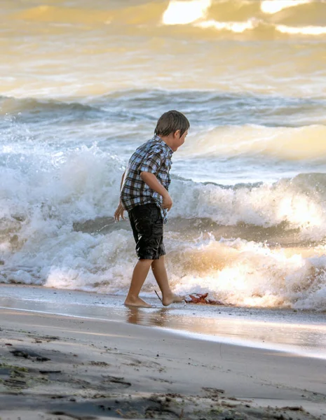 Junge Spielt Den Wellen Einem Aktiven Wilden Strandtag Ufer Des — Stockfoto