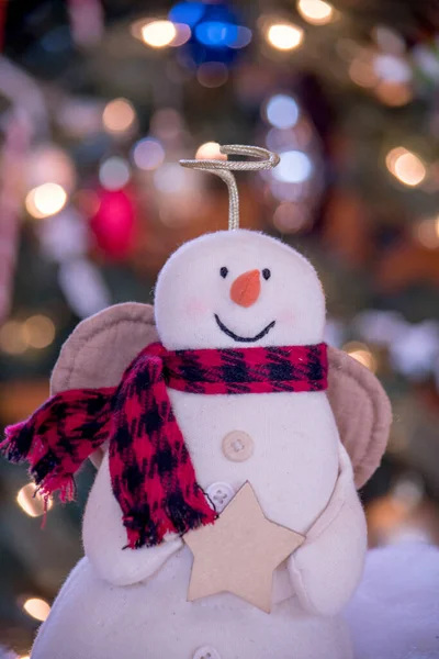 Zblízka Anděl Sníh Muž Přední Části Osvětlené Vánoční Strom Doma — Stock fotografie