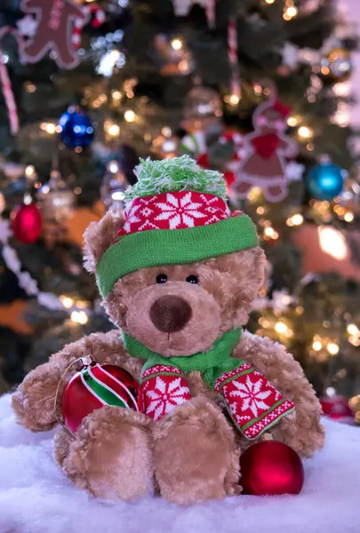 Hnědý Plyšový Medvídek Pózuje Před Vánočním Stromečkem Útulný Zimním Klobouku — Stock fotografie