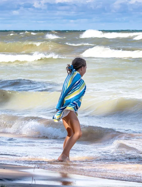 Pretty Girl Wears Warm Towel Warmth She Wades Wild Waters — Stock Photo, Image