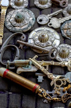 Bir antika mağazasında satılık süslü anahtarlar ve dekoratif eşyalar.