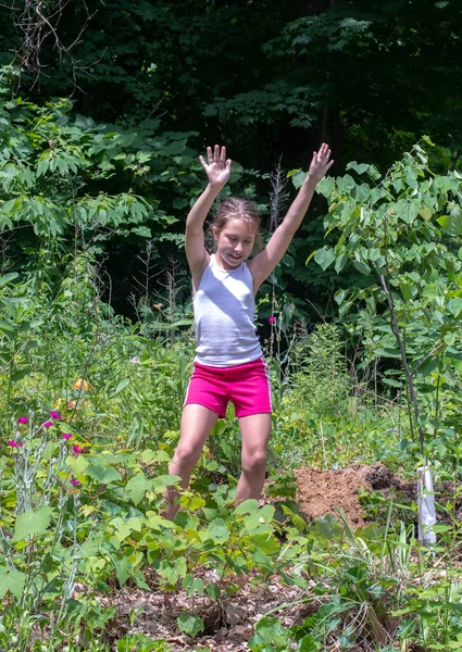 Joven Niña Planta Nuevo Árbol Ordena Que Crezca —  Fotos de Stock